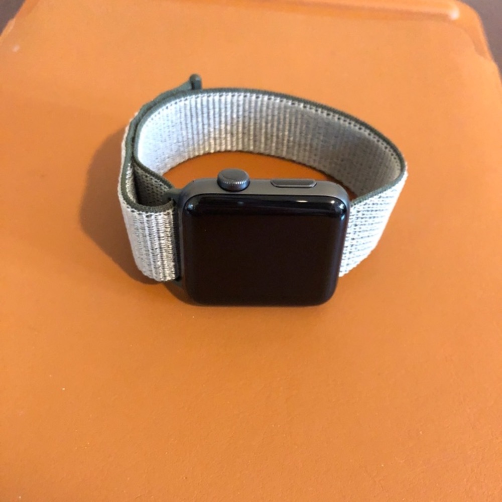 PRICE FIRM- Apple Watch Series 3, 42 mm